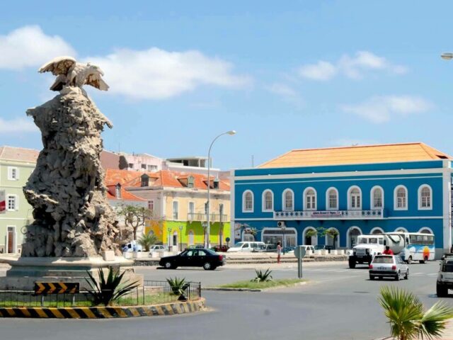 Monumento-na-Rotunda-em-frente-a-Biblioteca-Municipal-na-ilha-de-Sao-Vicente-Cabo-Verde.jpg